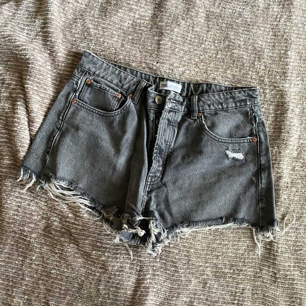Zara mid-rise frayed denim short